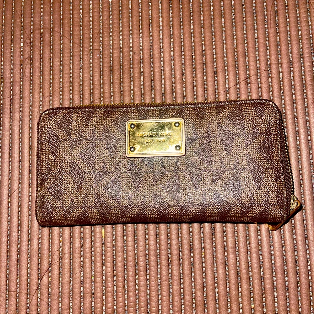 Micheal Kors Wallet with Mutiple Folds and Compartments in Chocolate & Gold Tag